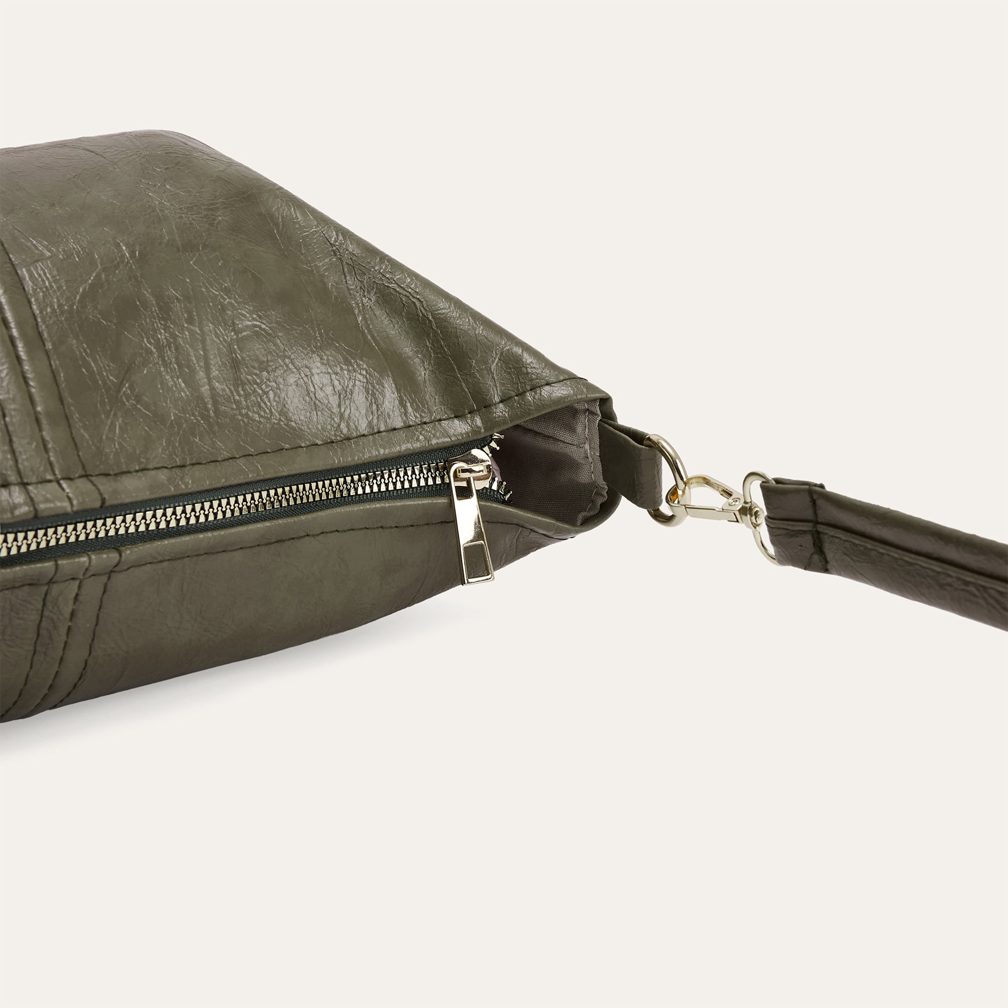 KIRIŞIK DERİ GÖRÜNÜMLÜ OMUZ ÇANTASI