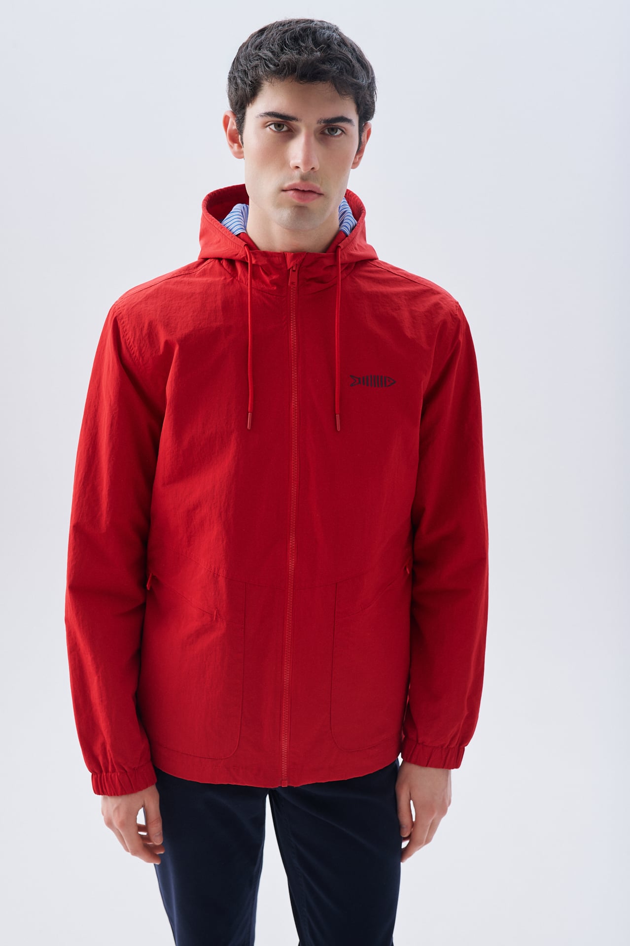 NAKIŞLI KAPÜŞONLU YAĞMURLUK