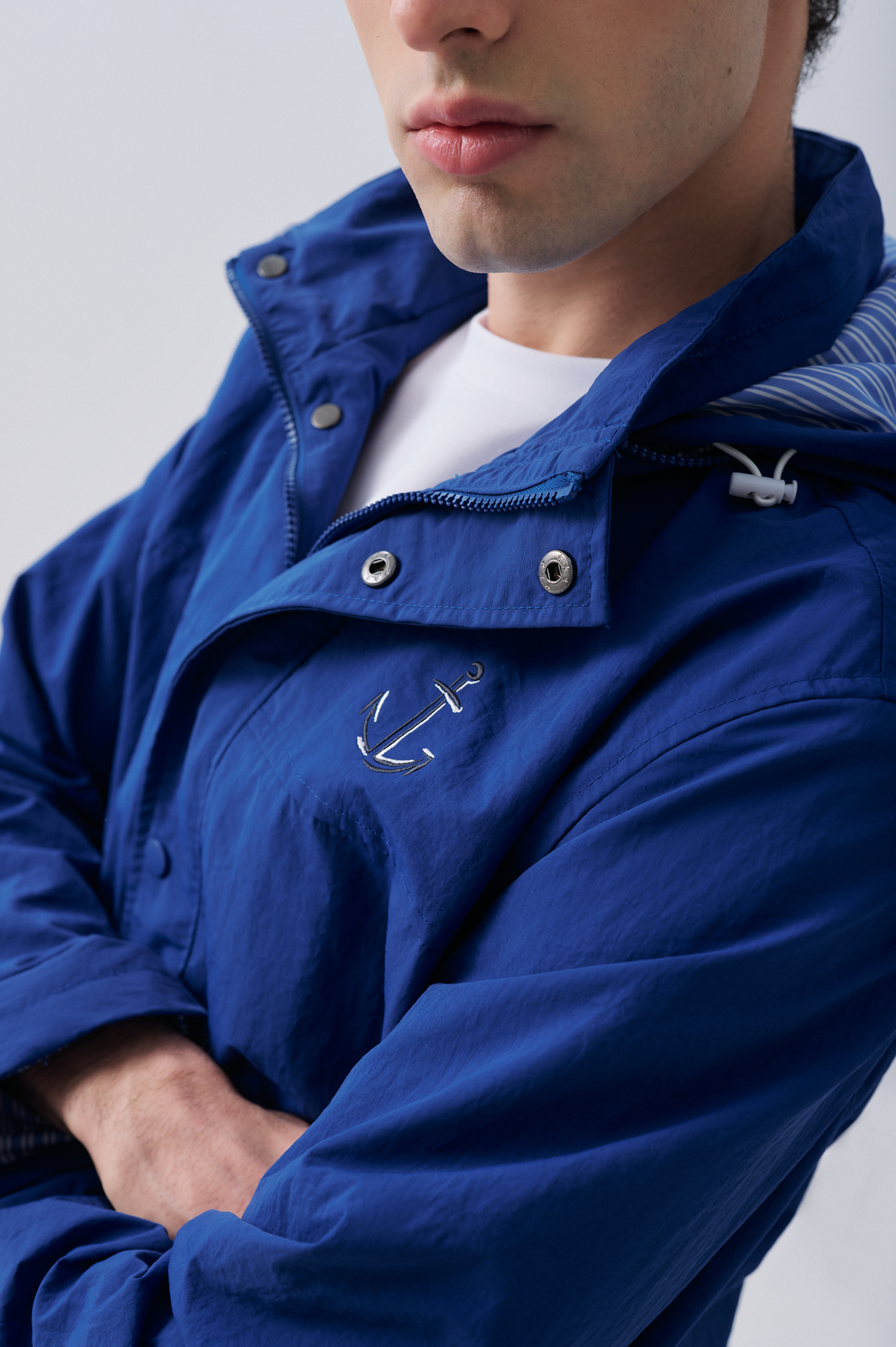 NAKIŞLI GİZLİ KAPÜŞONLU YAĞMURLUK