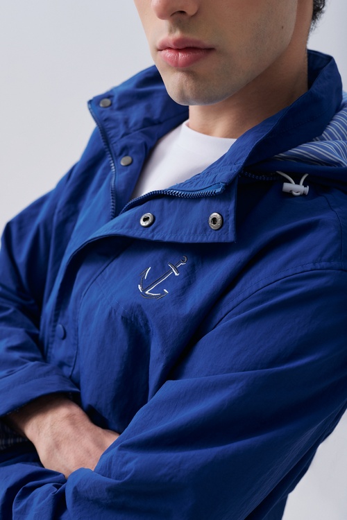  NAKIŞLI GİZLİ KAPÜŞONLU YAĞMURLUK