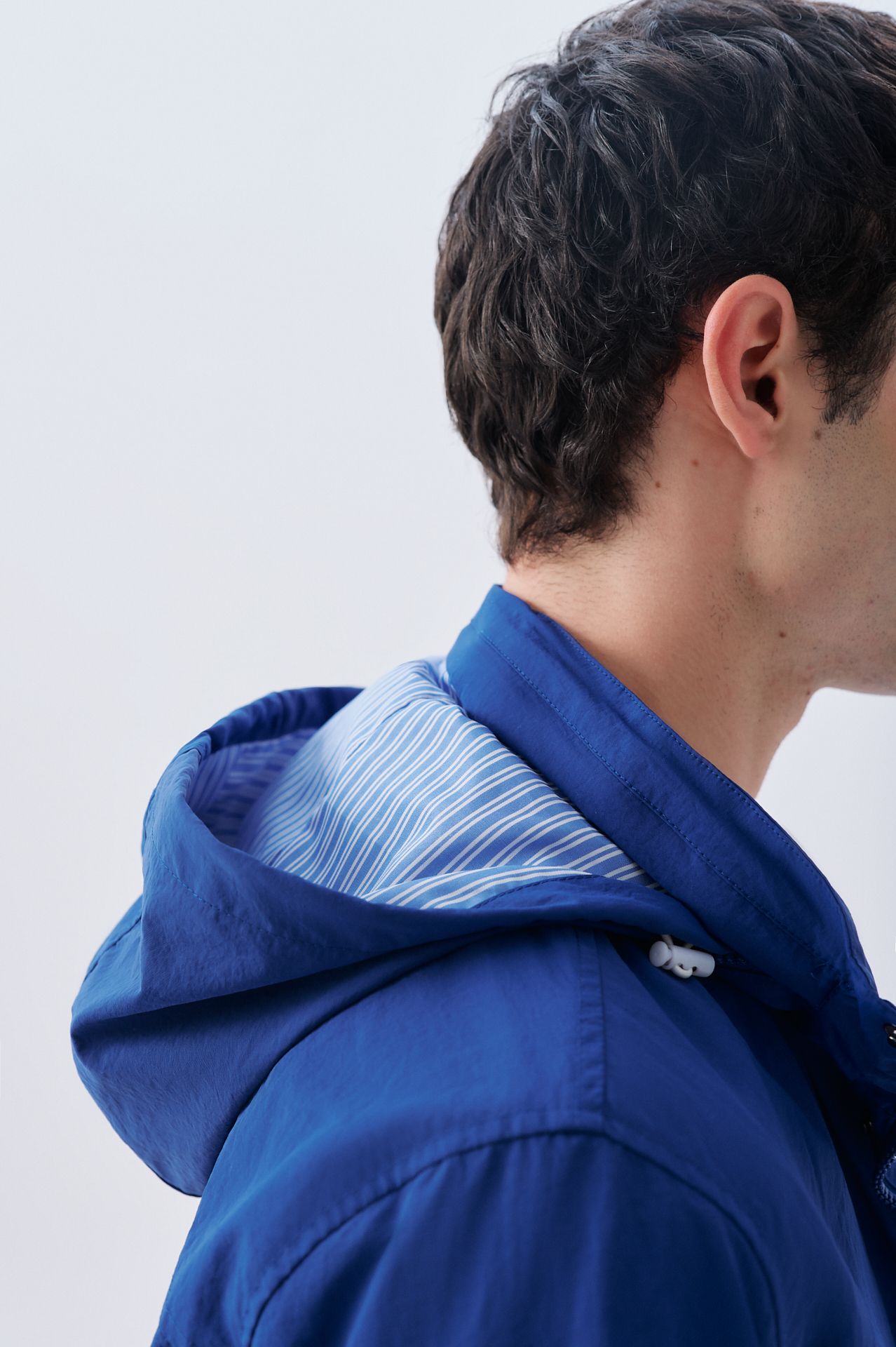 NAKIŞLI GİZLİ KAPÜŞONLU YAĞMURLUK