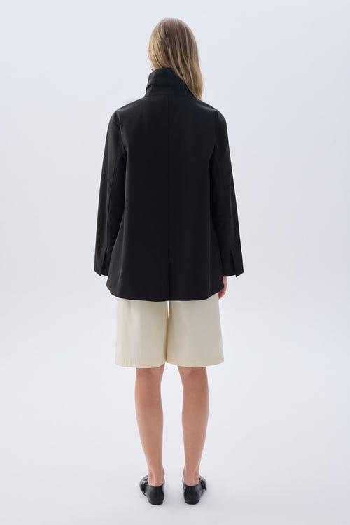 KEMERLİ DİK YAKA YAĞMURLUK