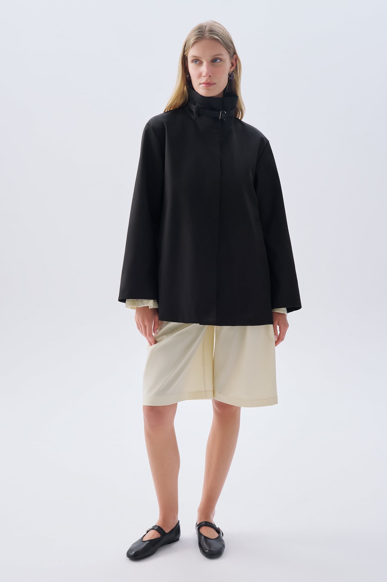 KEMERLİ DİK YAKA YAĞMURLUK