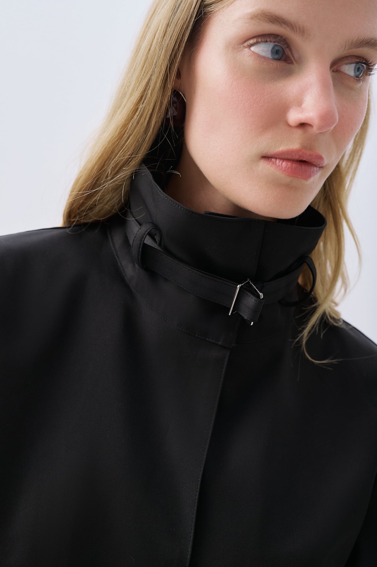 KEMERLİ DİK YAKA YAĞMURLUK