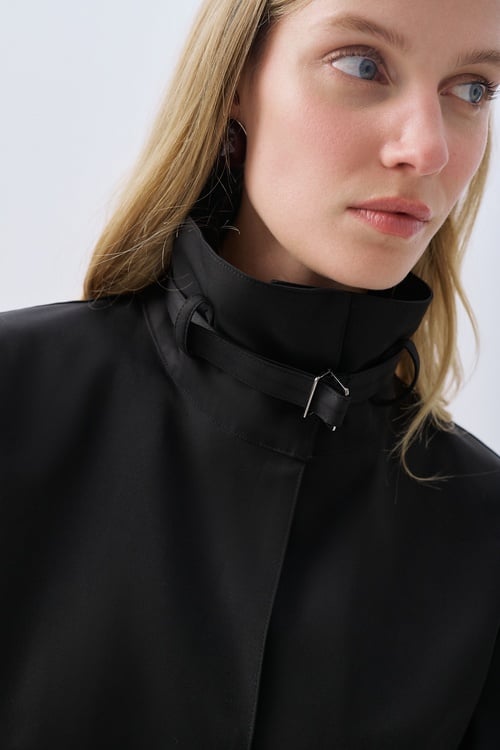 KEMERLİ DİK YAKA YAĞMURLUK