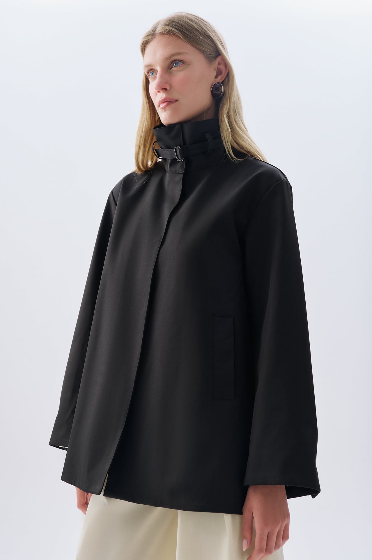 KEMERLİ DİK YAKA YAĞMURLUK