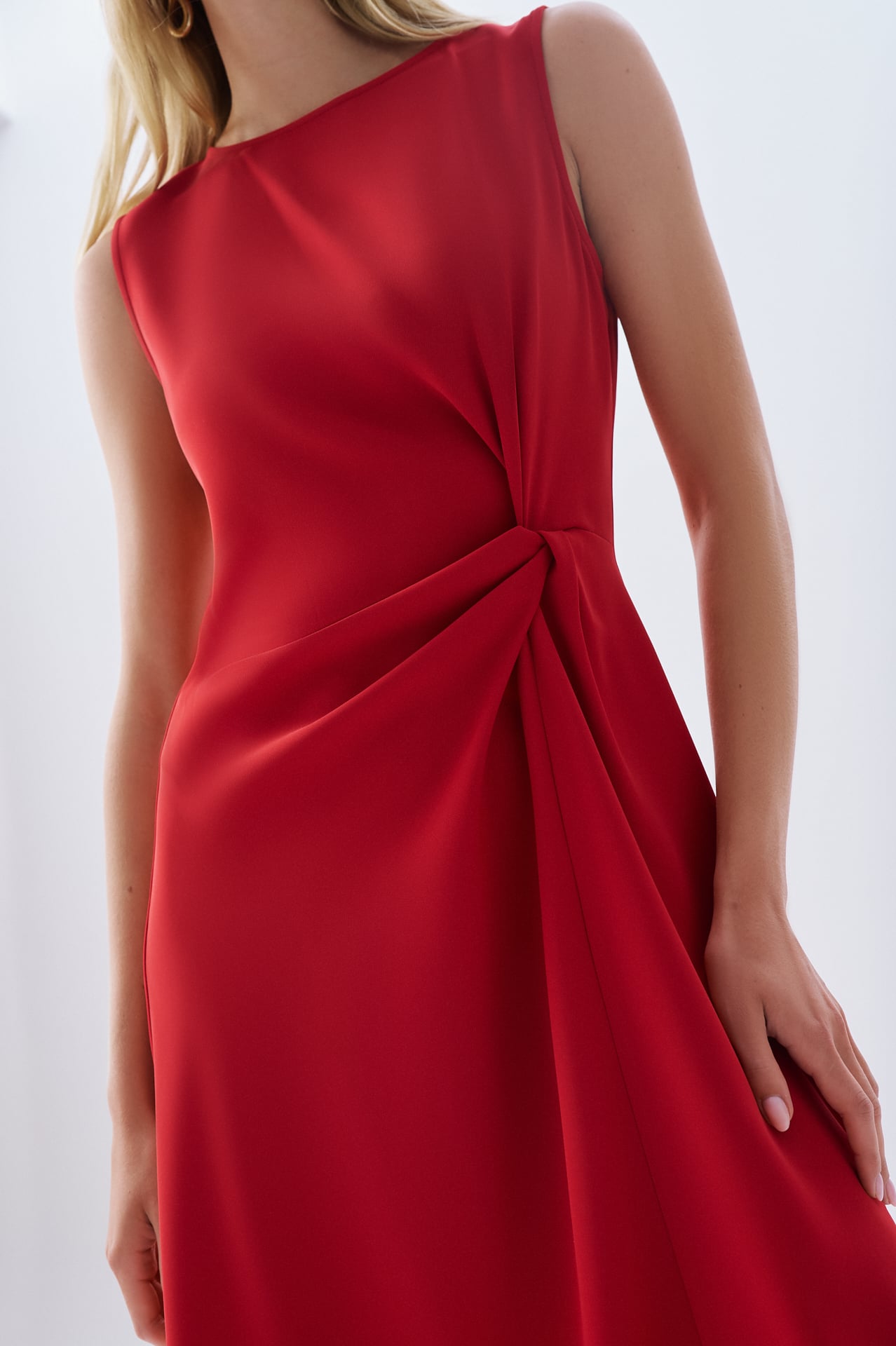 BELİ BÜZGÜLÜ KOLSUZ MİDİ ELBİSE