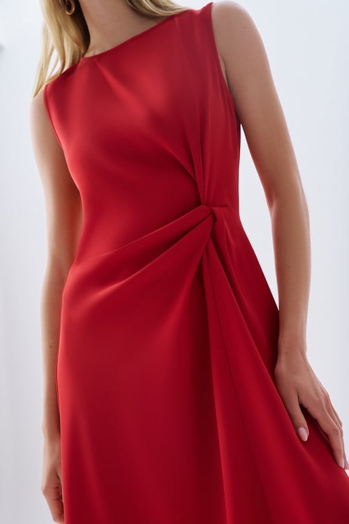 BELİ BÜZGÜLÜ KOLSUZ MİDİ ELBİSE