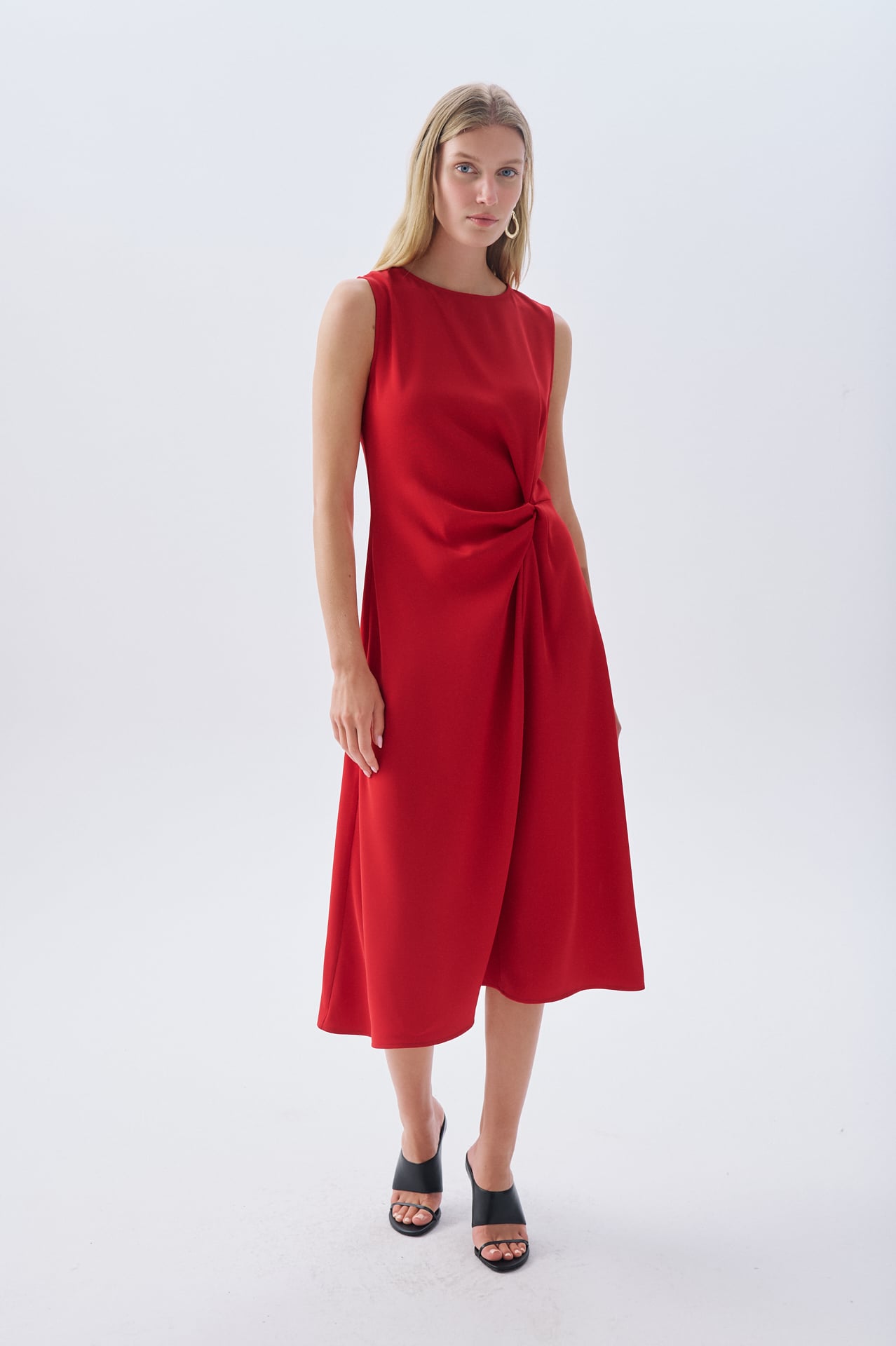 BELİ BÜZGÜLÜ KOLSUZ MİDİ ELBİSE