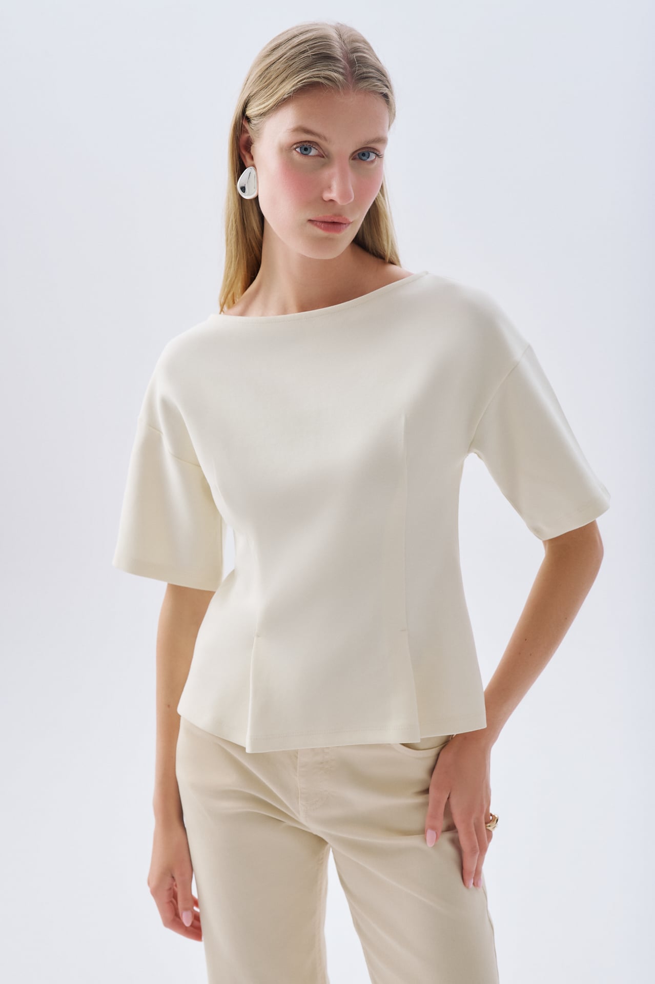 DİKİŞ DETAYLI KISA KOLLU BLUZ