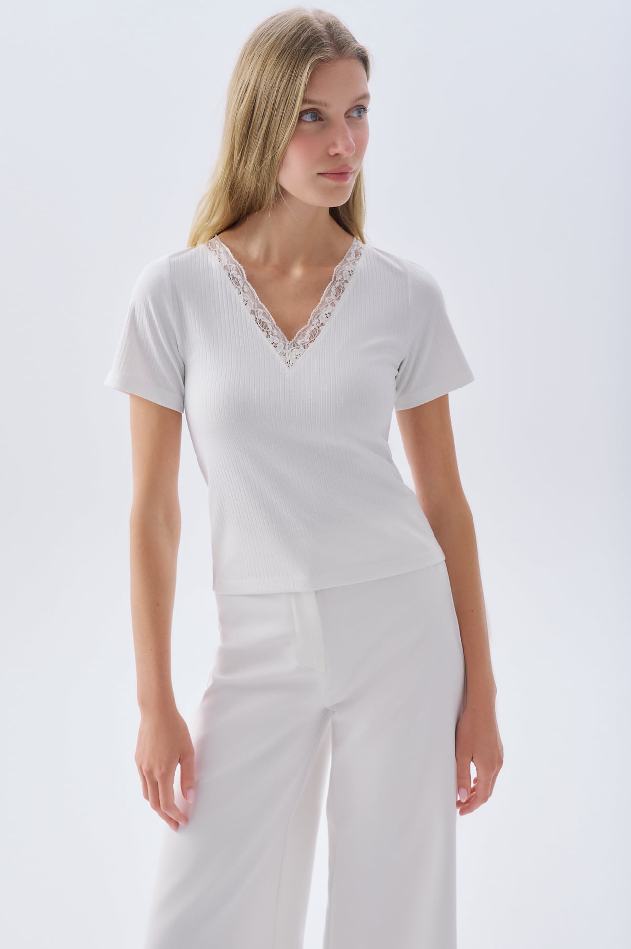 FITTED DANTELLİ V YAKA T-SHIRT