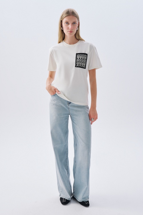 NAKIŞLI CEP DETAYLI BİSİKLET YAKA T-SHIRT