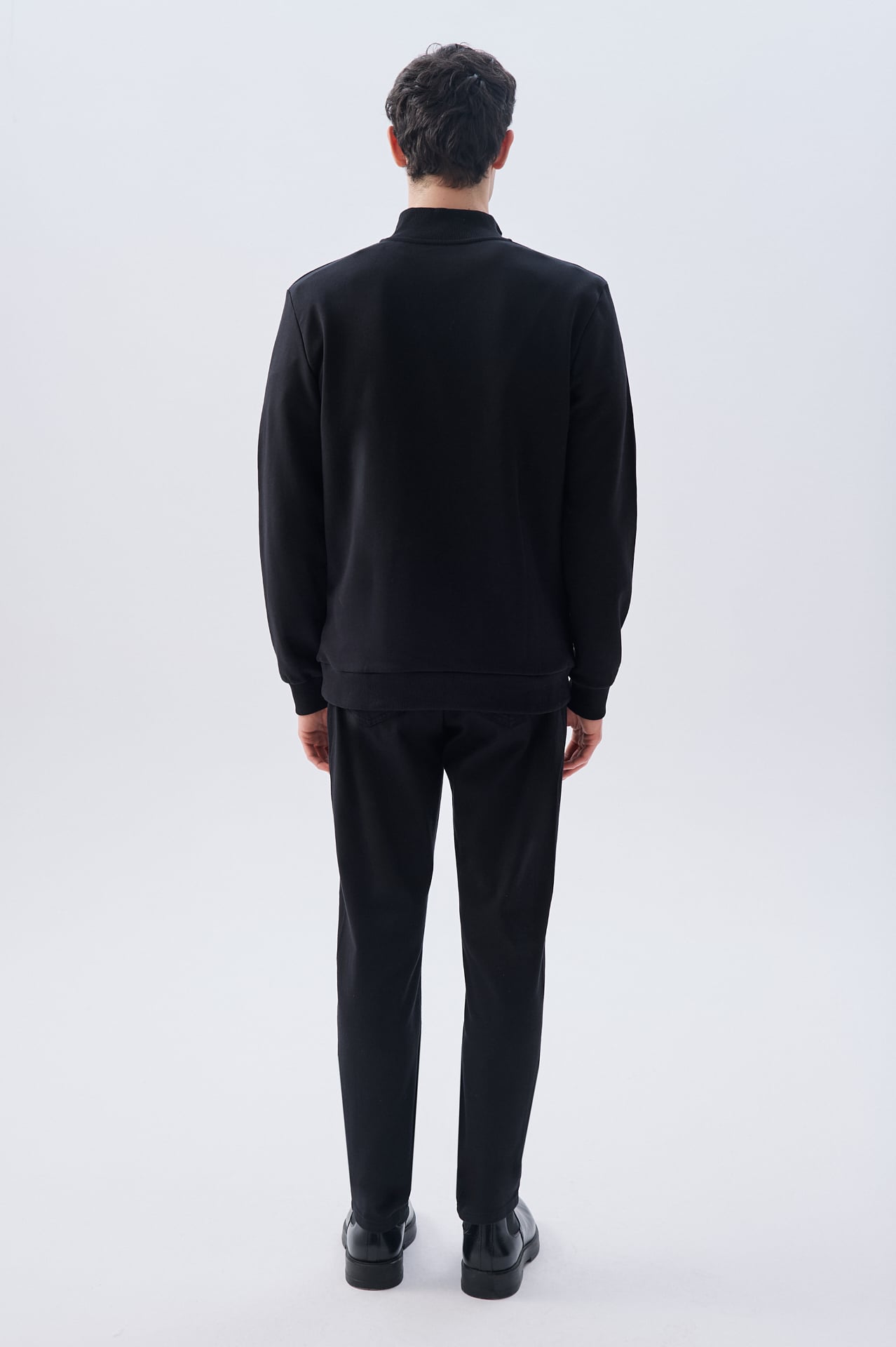 FERMUARLI DİK YAKA SWEATSHIRT