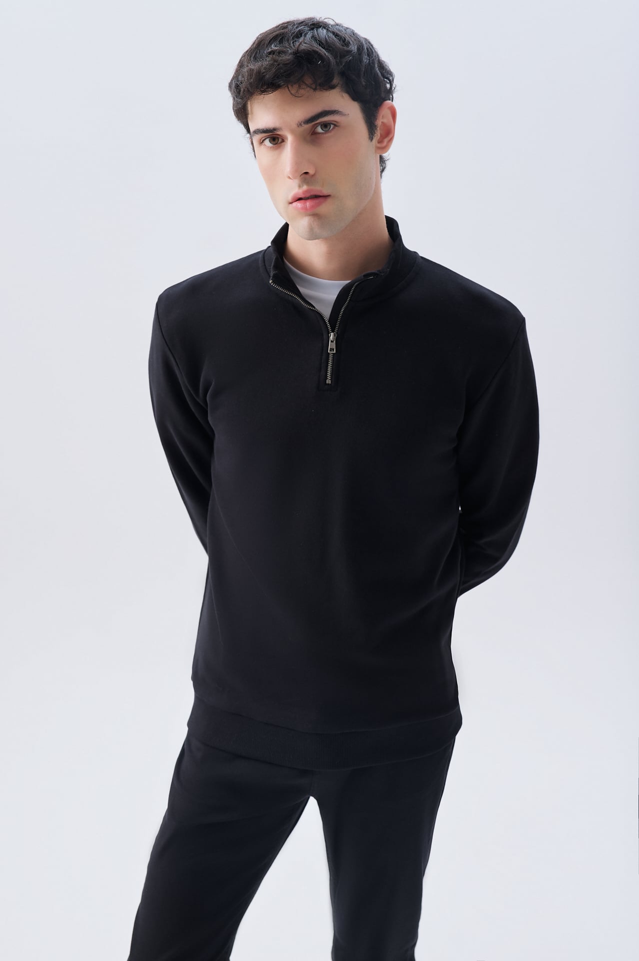 FERMUARLI DİK YAKA SWEATSHIRT