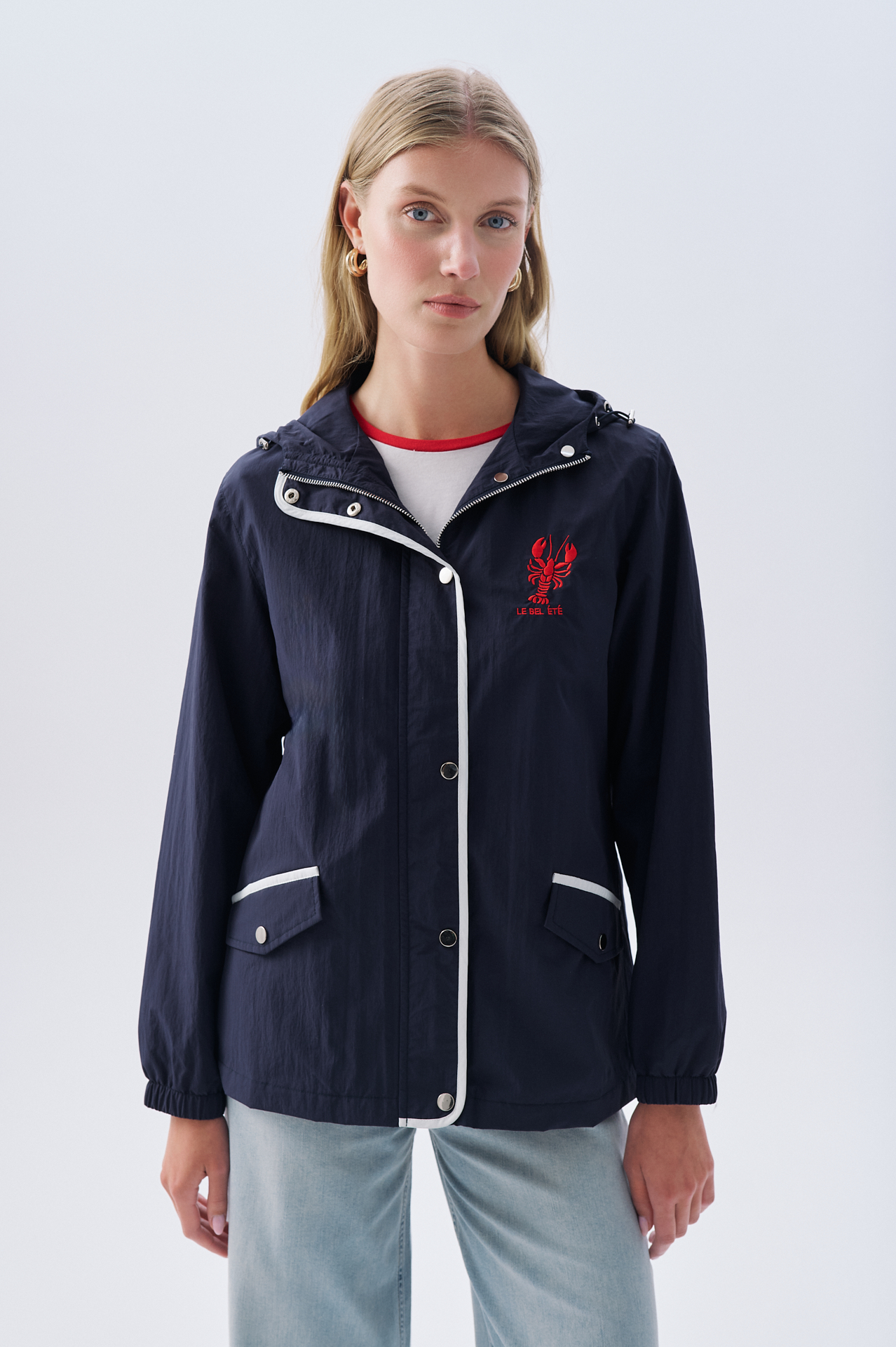 NAKIŞLI KAPÜŞONLU YAĞMURLUK