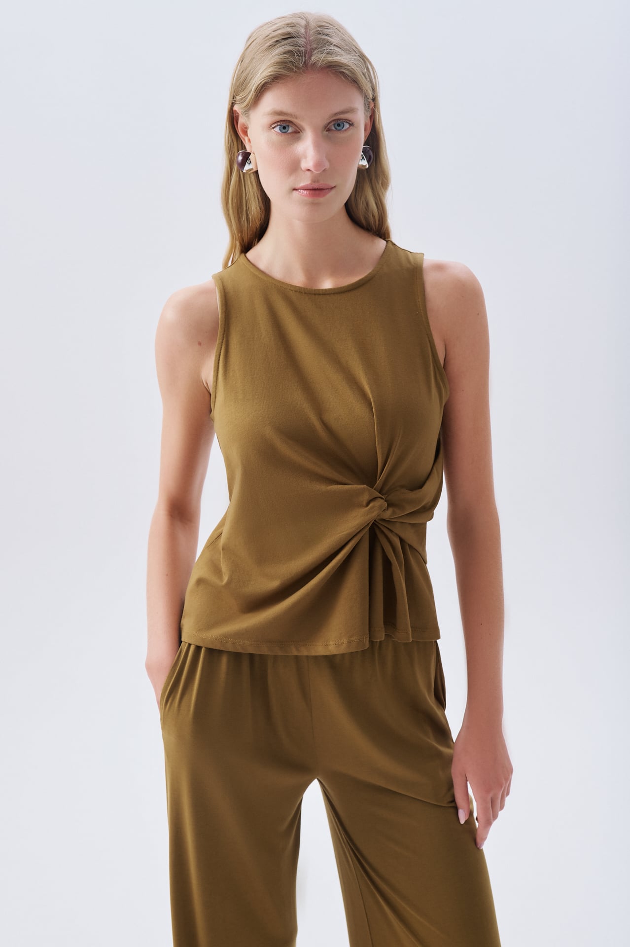 BÜZGÜLÜ KOLSUZ BLUZ