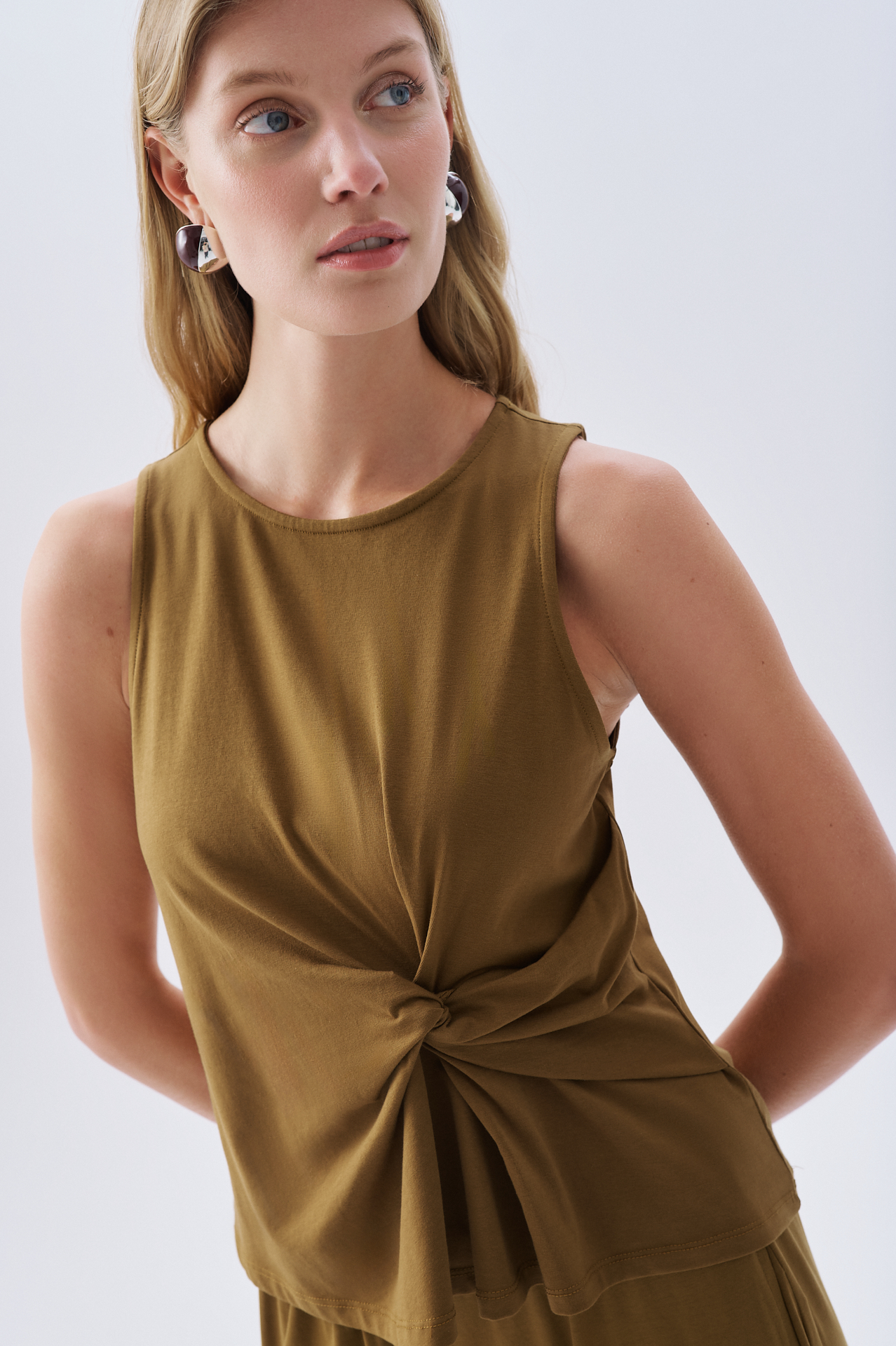 BÜZGÜLÜ KOLSUZ BLUZ