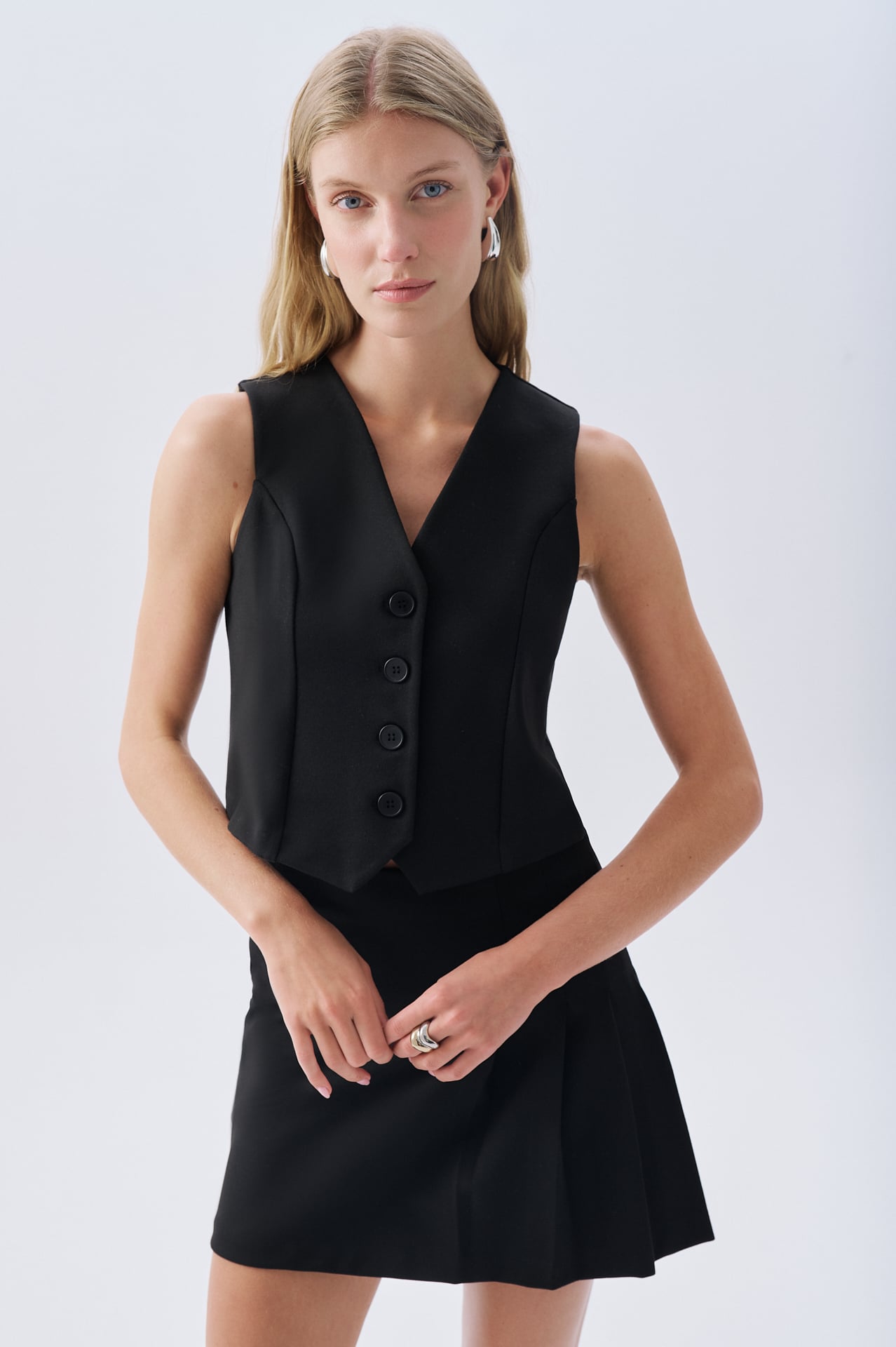 FITTED V YAKA DÜĞMELİ YELEK