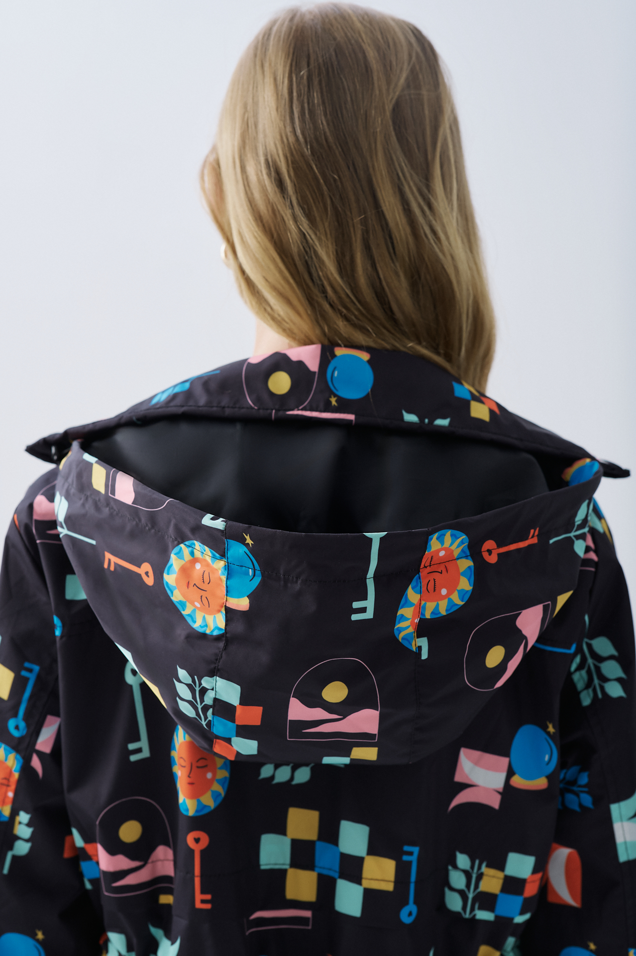 DESENLİ ÇİFT FERMUARLI KAPÜŞONLU UZUN YAĞMURLUK