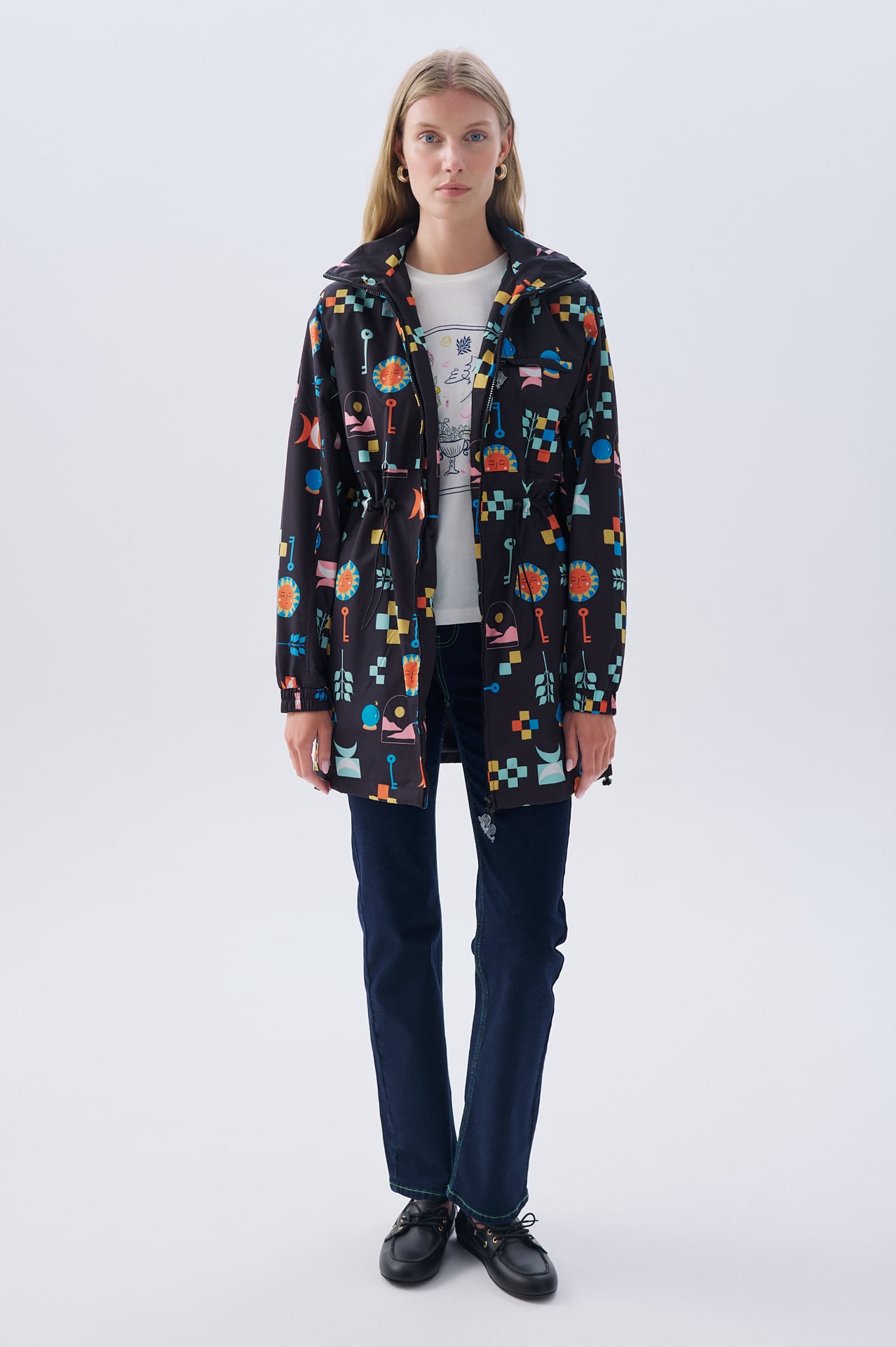 DESENLİ ÇİFT FERMUARLI KAPÜŞONLU UZUN YAĞMURLUK