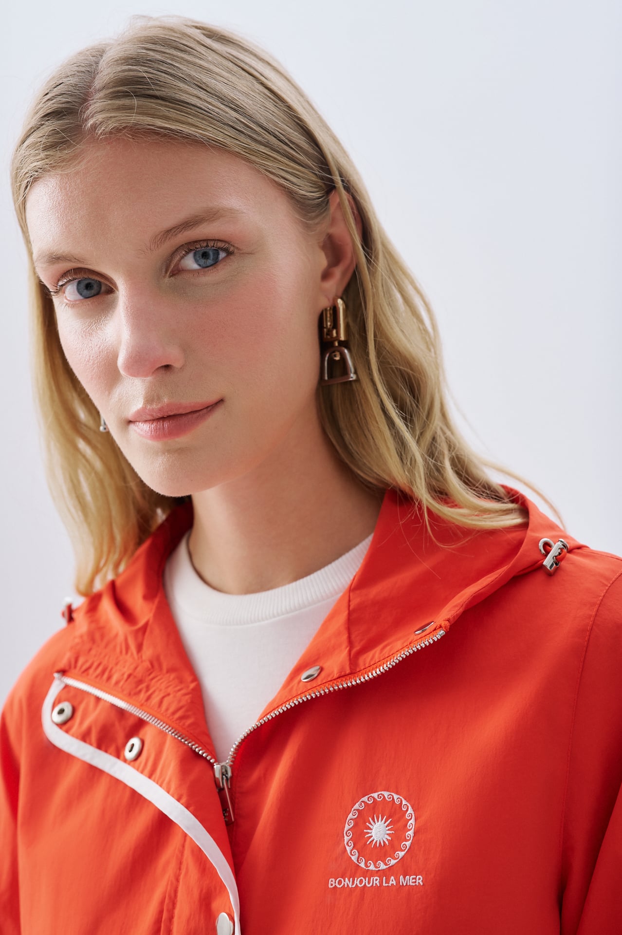 NAKIŞLI BÜZGÜ DETAYLI KAPÜŞONLU YAĞMURLUK