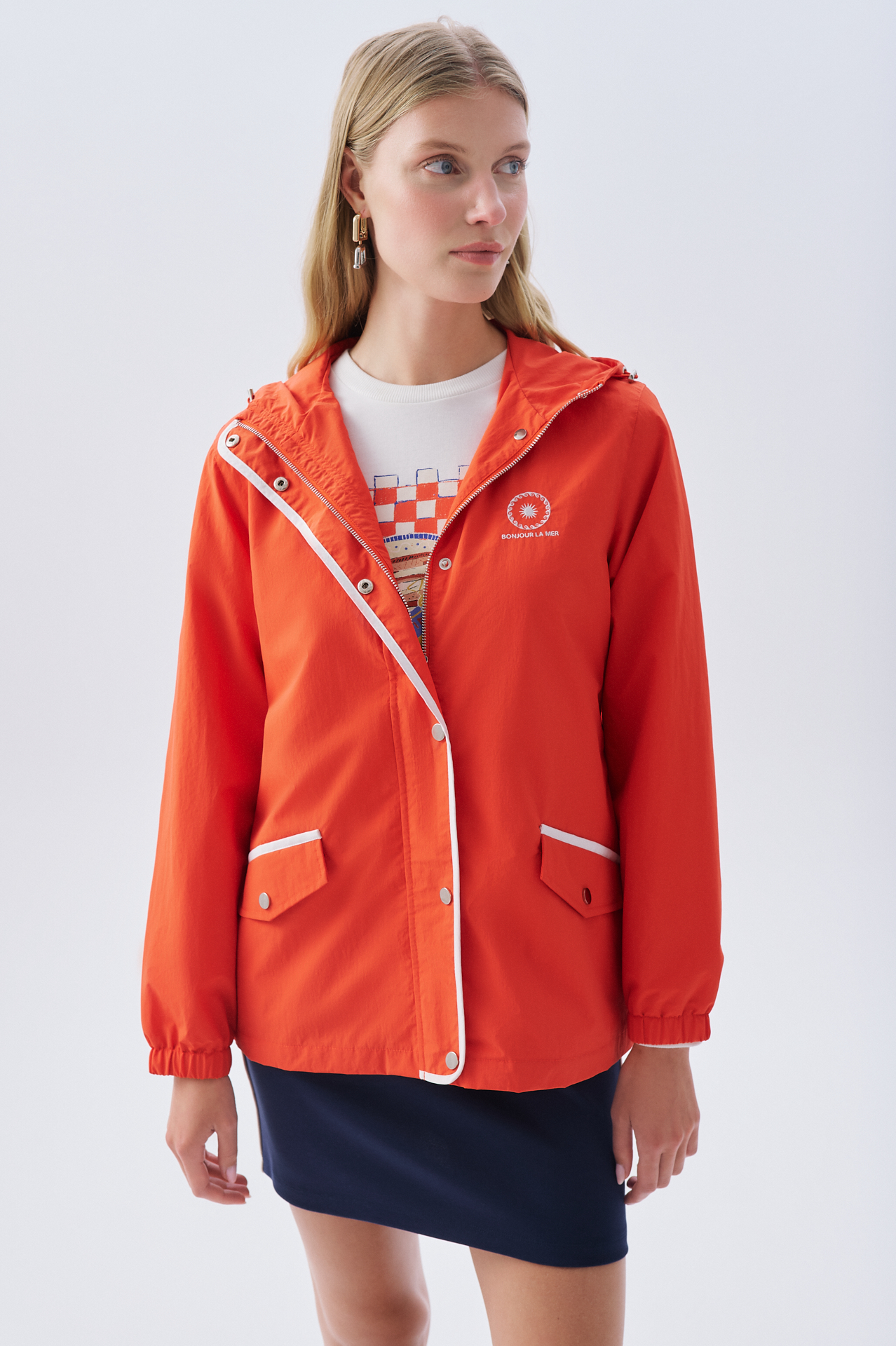 NAKIŞLI BÜZGÜ DETAYLI KAPÜŞONLU YAĞMURLUK