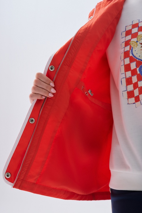  NAKIŞLI BÜZGÜ DETAYLI KAPÜŞONLU YAĞMURLUK