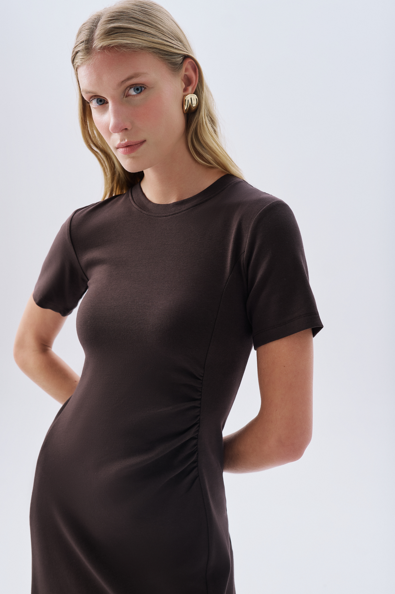 FITTED BÜZGÜLÜ YIRTMAÇLI MİDİ ELBİSE