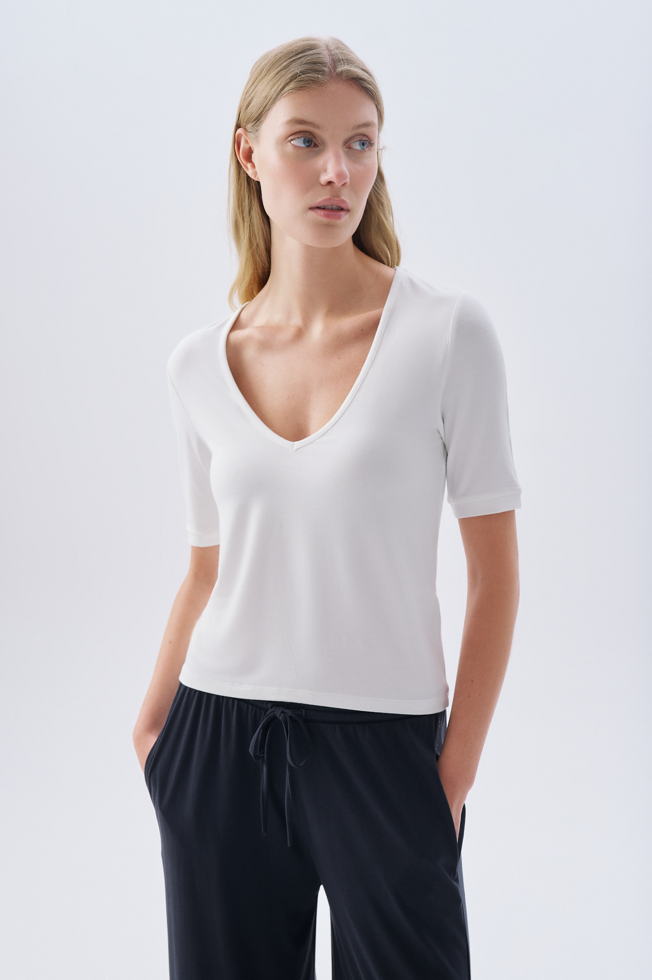 FITTED V YAKA T-SHIRT