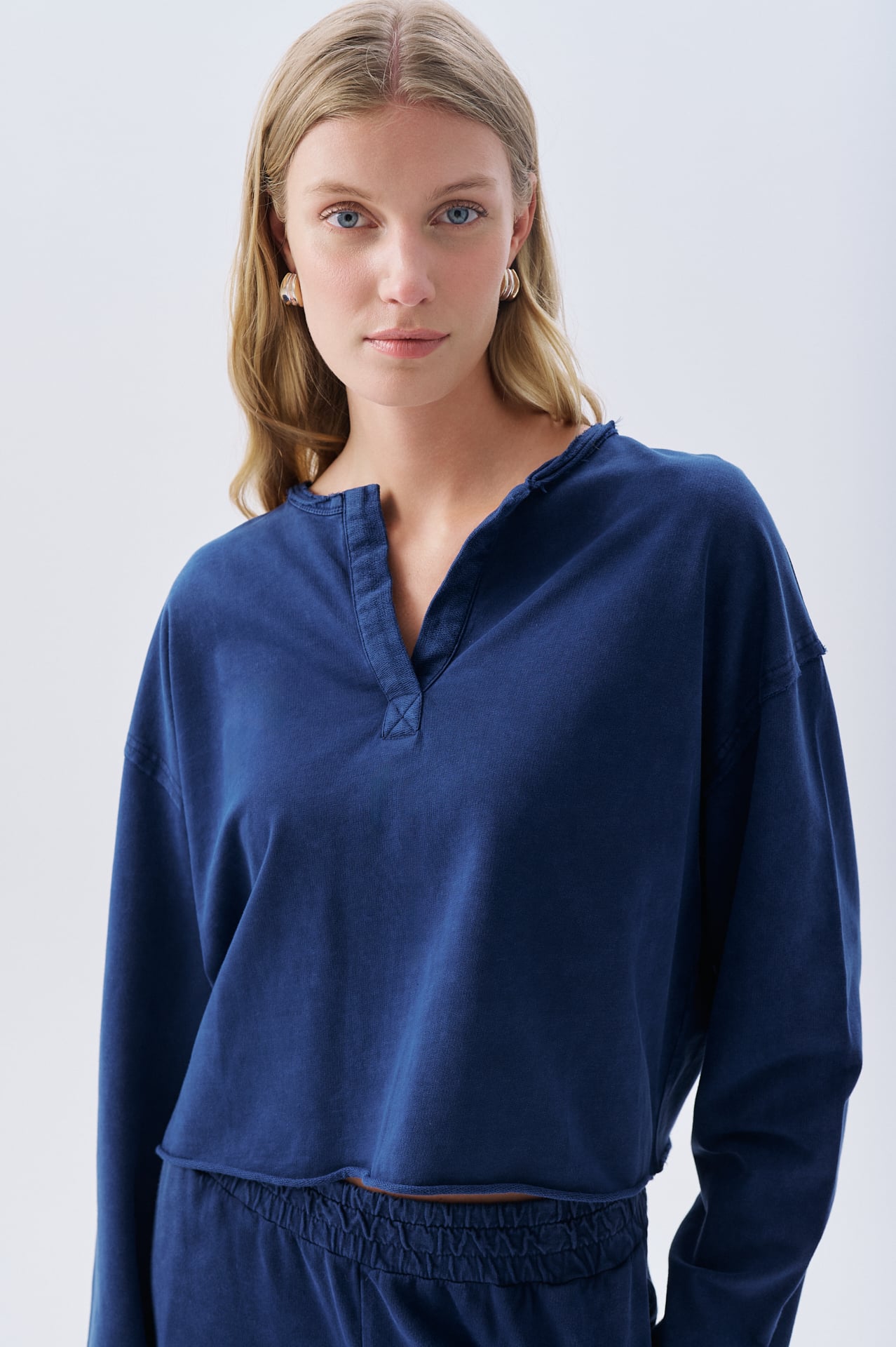 V YAKA CROP SWEATSHIRT