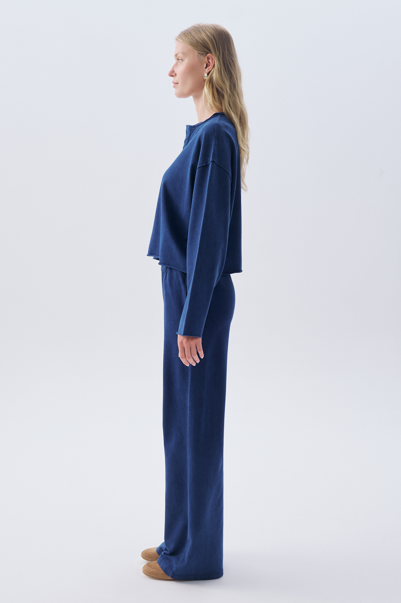 V YAKA CROP SWEATSHIRT