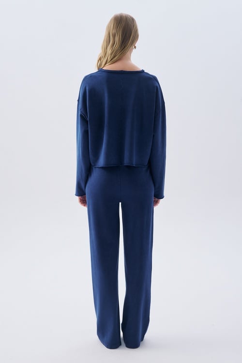 V YAKA CROP SWEATSHIRT