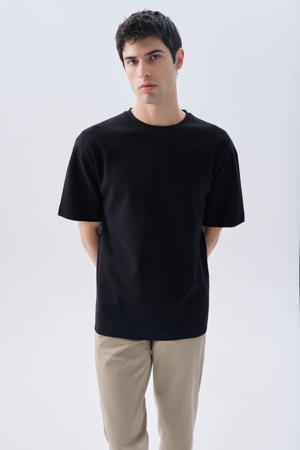 DOKULU COMFORT FIT BİSİKLET YAKA T-SHIRT