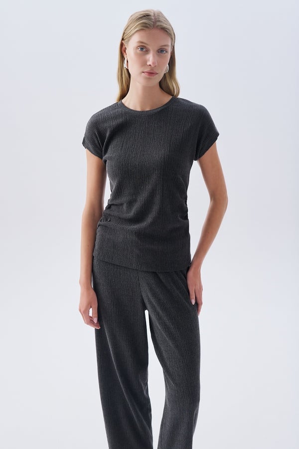 BÜZGÜ DETAYLI BİSİKLET YAKA BLUZ