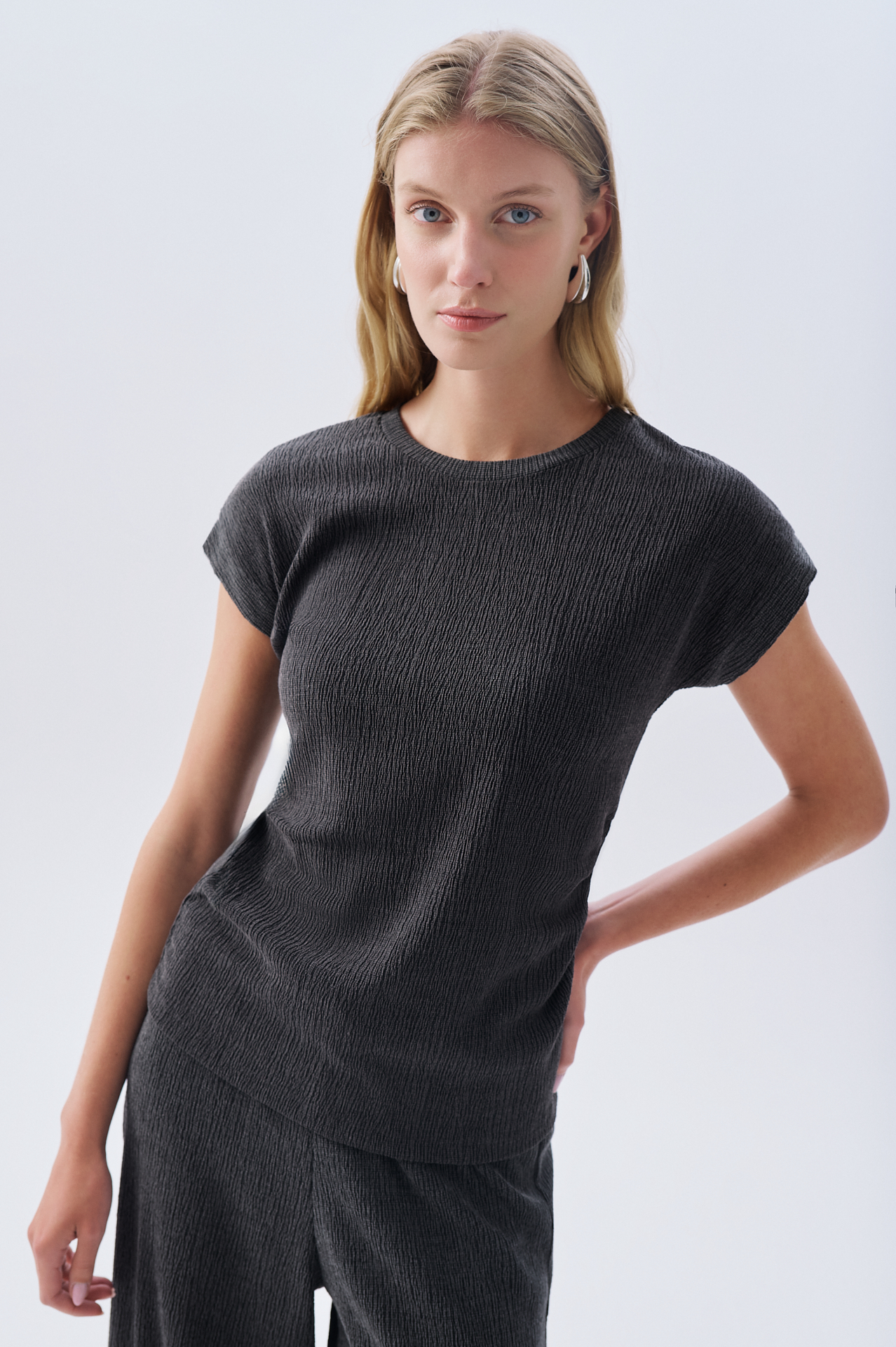 BÜZGÜ DETAYLI BİSİKLET YAKA BLUZ