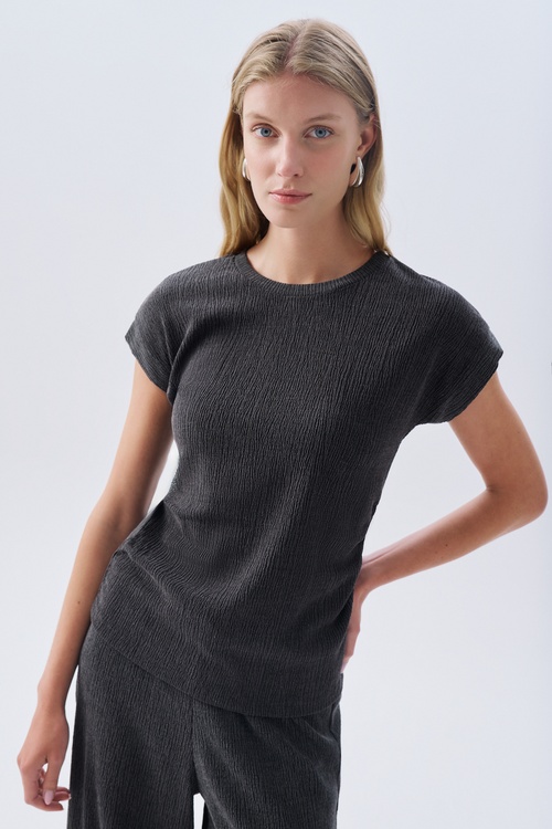 BÜZGÜ DETAYLI BİSİKLET YAKA BLUZ