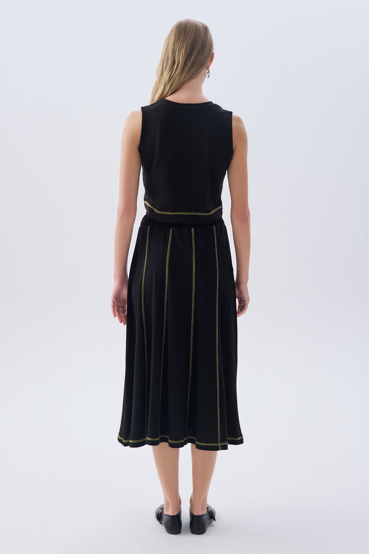 DİKİŞ DETAYLI KOLSUZ BİSİKLET YAKA T-SHIRT