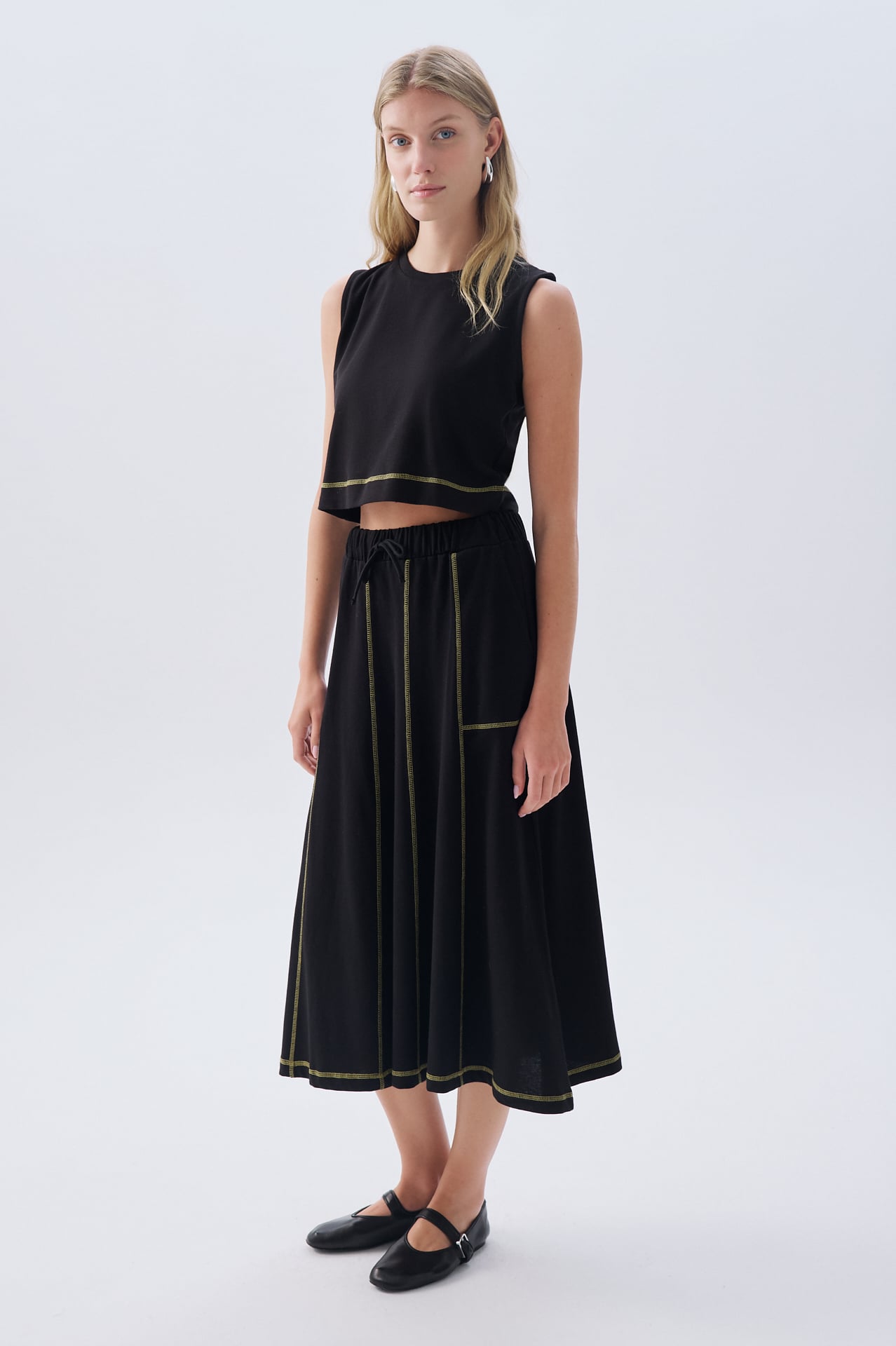 DİKİŞ DETAYLI KOLSUZ BİSİKLET YAKA T-SHIRT