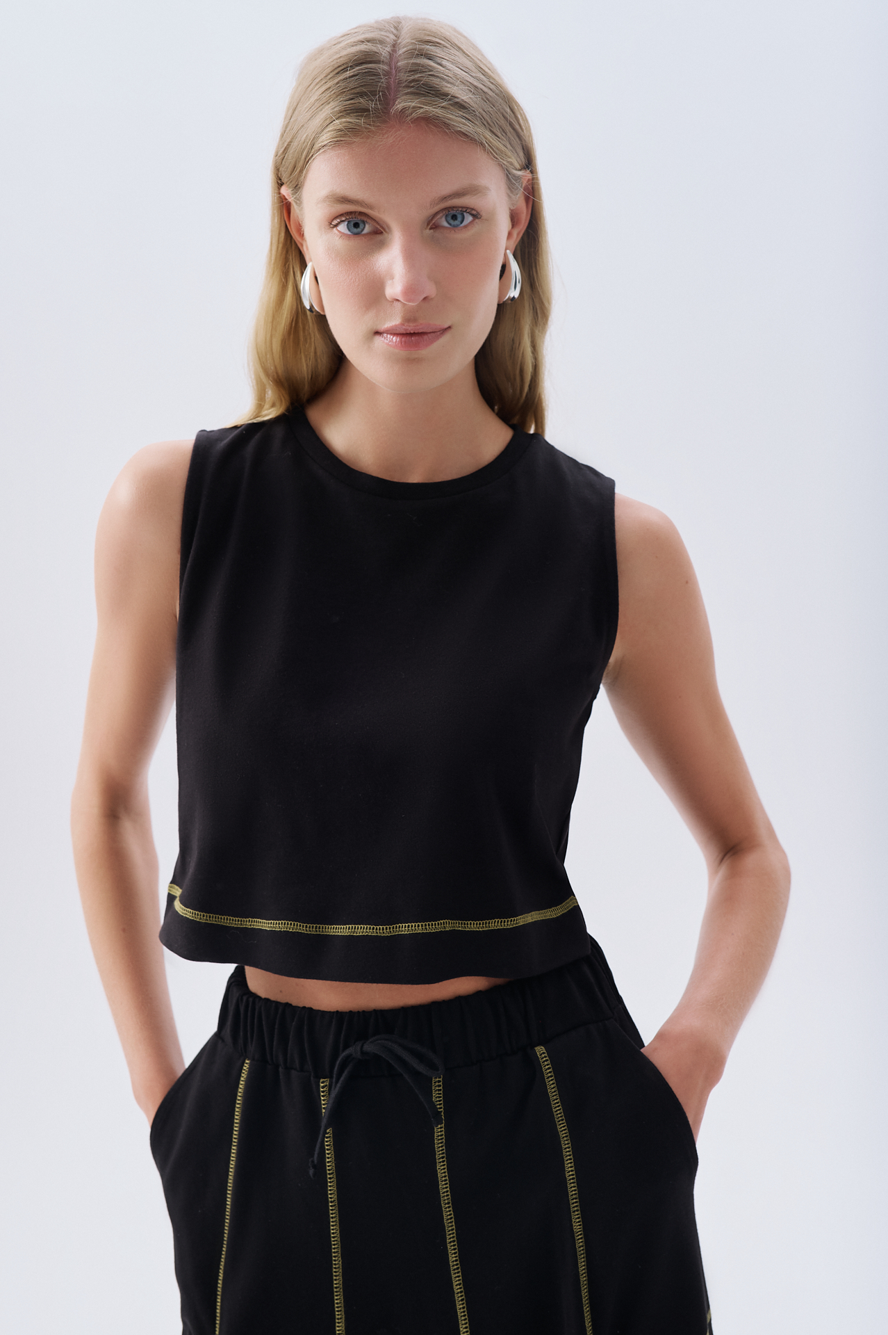 DİKİŞ DETAYLI KOLSUZ BİSİKLET YAKA T-SHIRT