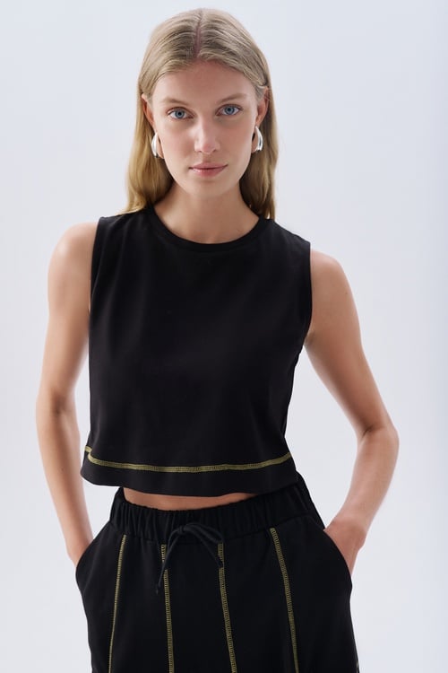 DİKİŞ DETAYLI KOLSUZ BİSİKLET YAKA T-SHIRT