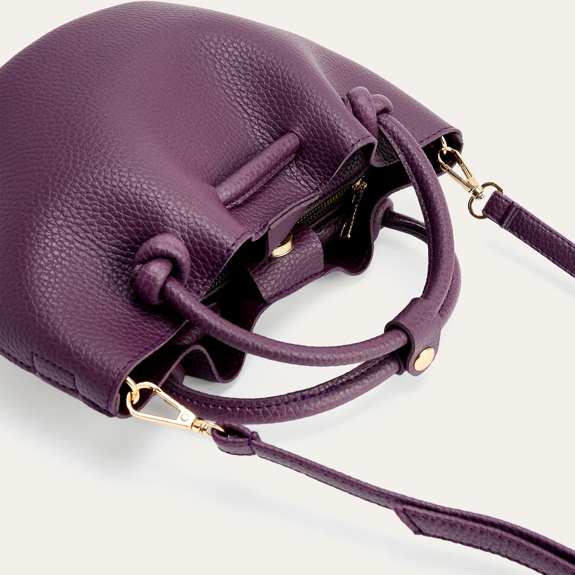 DERİ GÖRÜNÜMLÜ BÜZGÜLÜ KOL ÇANTASI