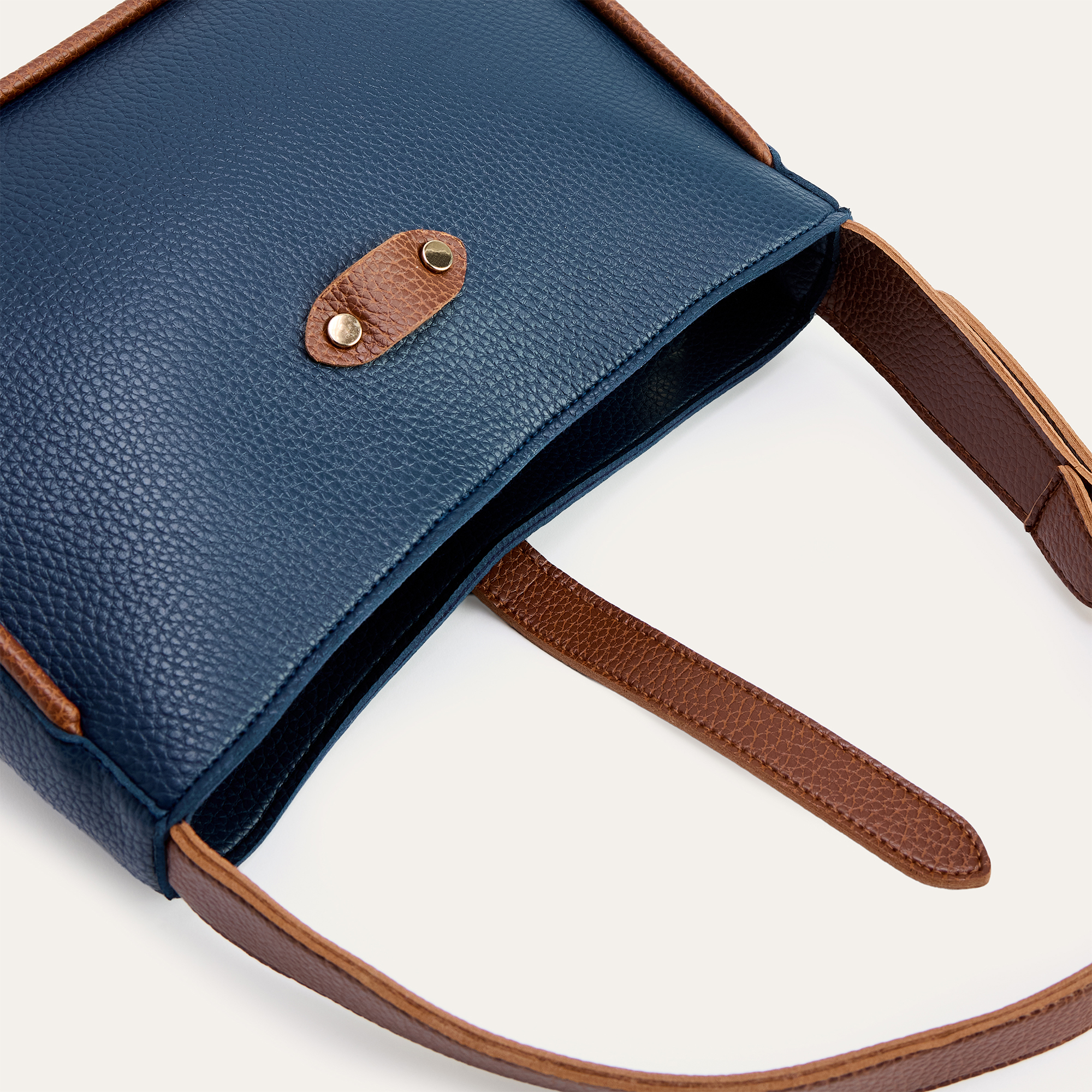 DERİ GÖRÜNÜMLÜ TOKA DETAYLI EL ÇANTASI