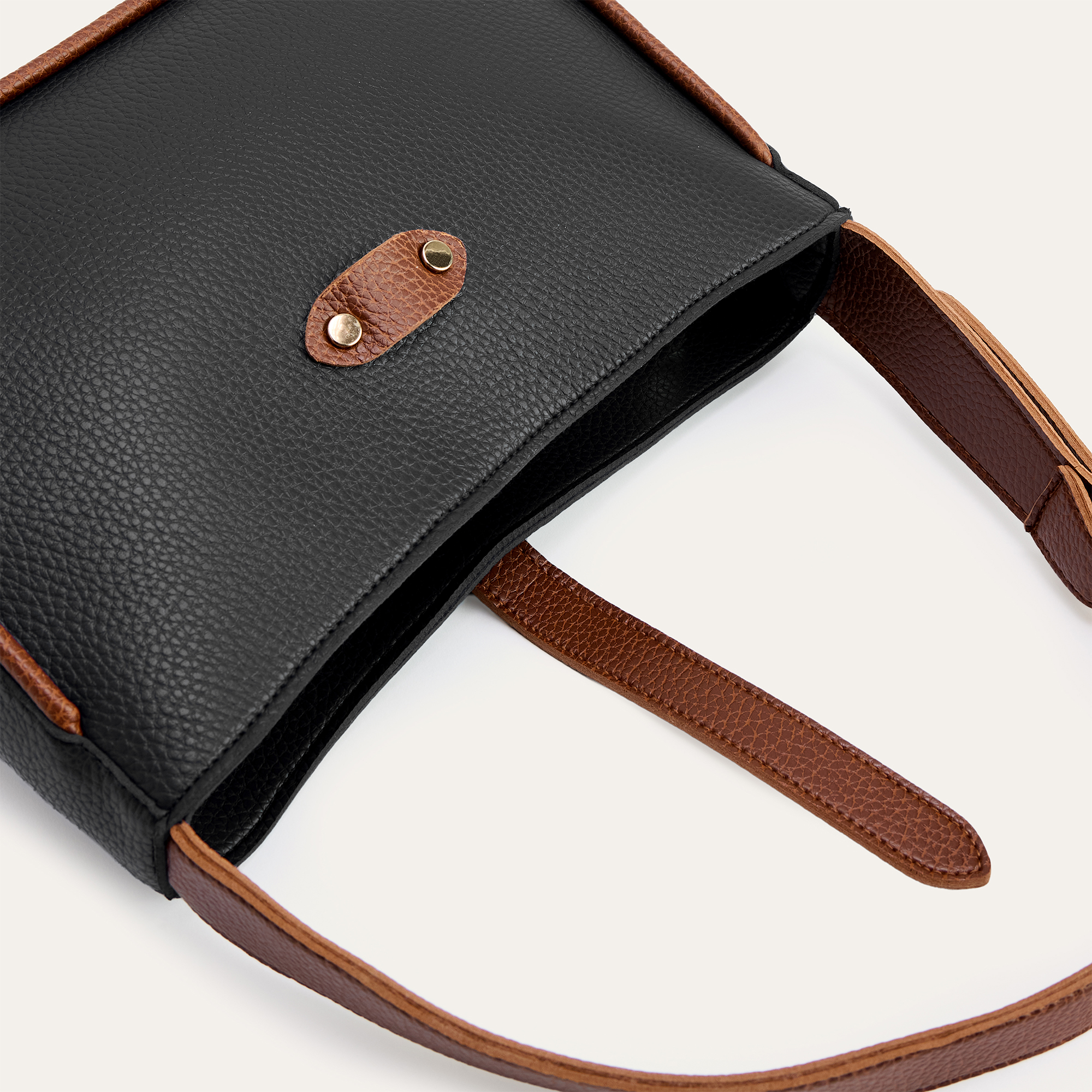 DERİ GÖRÜNÜMLÜ TOKA DETAYLI EL ÇANTASI