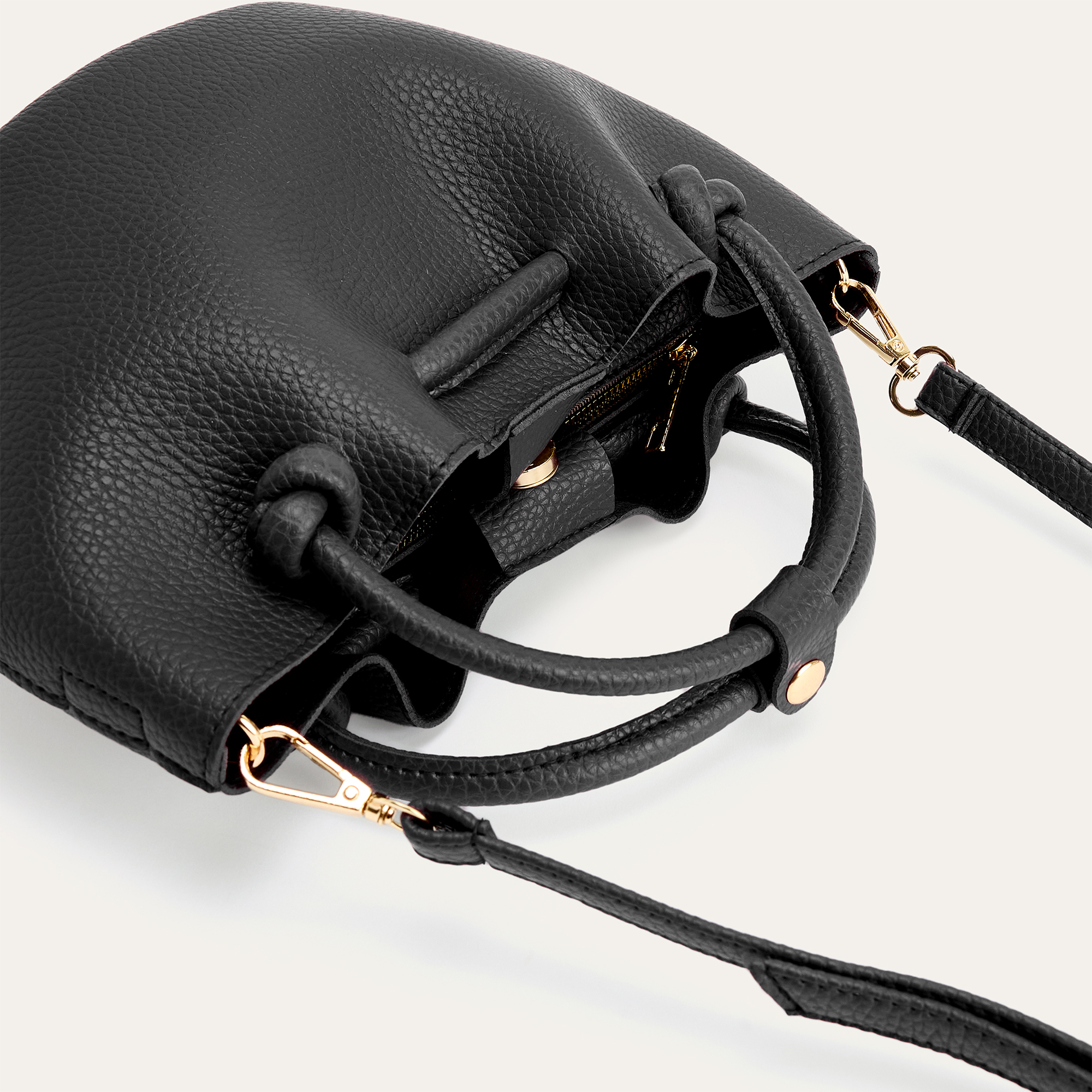 DERİ GÖRÜNÜMLÜ BÜZGÜLÜ KOL ÇANTASI