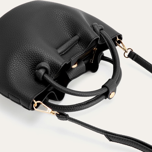 DERİ GÖRÜNÜMLÜ BÜZGÜLÜ KOL ÇANTASI