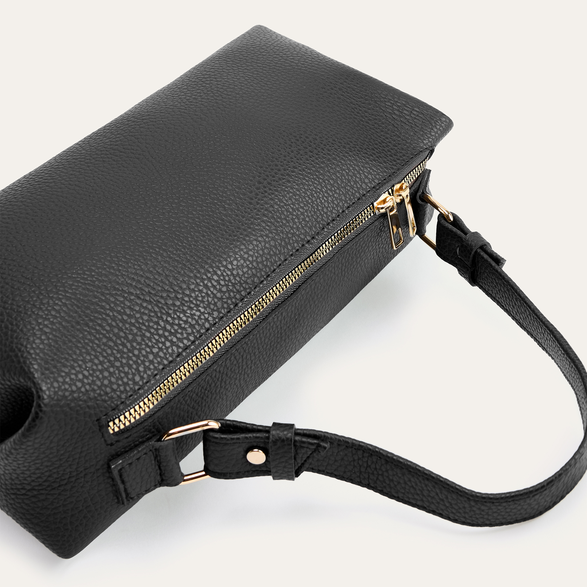 DERİ GÖRÜNÜMLÜ TOKA DETAYLI EL ÇANTASI