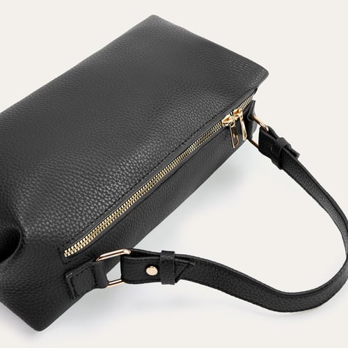 DERİ GÖRÜNÜMLÜ TOKA DETAYLI EL ÇANTASI