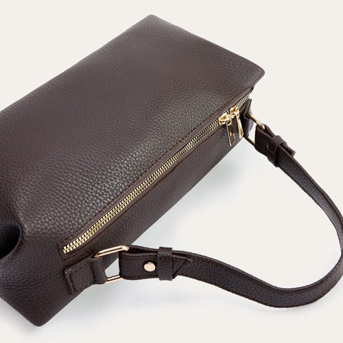 DERİ GÖRÜNÜMLÜ TOKA DETAYLI EL ÇANTASI