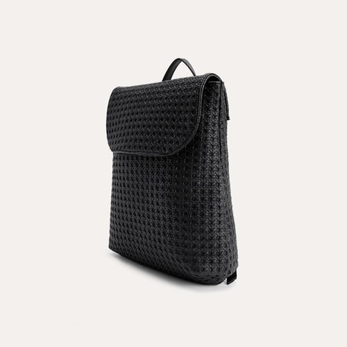 ÖRGÜ DOKULU SIRT ÇANTASI