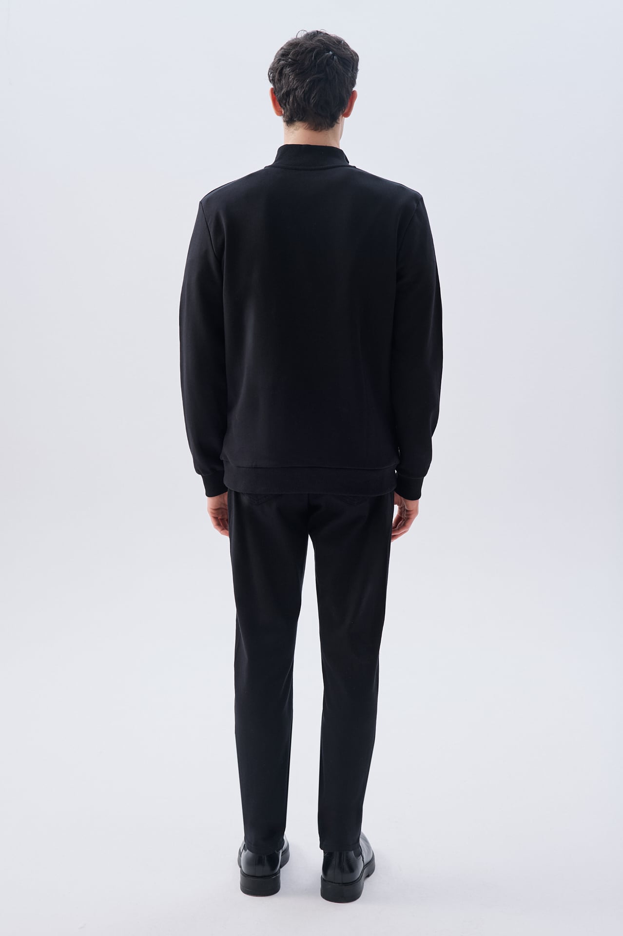 FERMUARLI DİK YAKA SWEATSHIRT